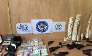 La police a saisi sept armes de poing, un pistolet-mitrailleur et plus de 90.000 euros en liquide, dans le cadre de cette affaire.