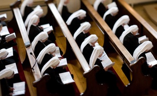 Des religieuses en prière.