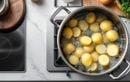 Vous ratez vos pommes de terre à l’eau ? Ce détail lors de la cuisson les empêche de se transformer en purée !