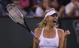 La Russe Maria Sharapova, tête de série N.5, a conservé son invincibilité cette année (18 matches) en battant en quarts de finale la Slovaque Daniela Hantuchova (N.4), tenante du titre, 7-6 (7/2), 6-1.