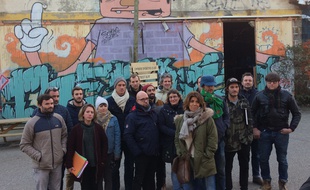 Les représentants d'une partie des 40 associations menacées d'être délocalisées devant l'un des bâtiments qui pourrait disparaître.
