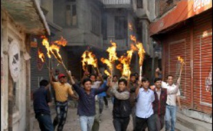 Des milliers de Népalais ont défilé samedi à Katmandou en criant "Pendez le roi Gyanendra", et l'opposition a promis d'intensifier son action pour le rétablissement de la démocratie, 14 mois après que le souverain s'est arrogé les pleins pouvoirs.