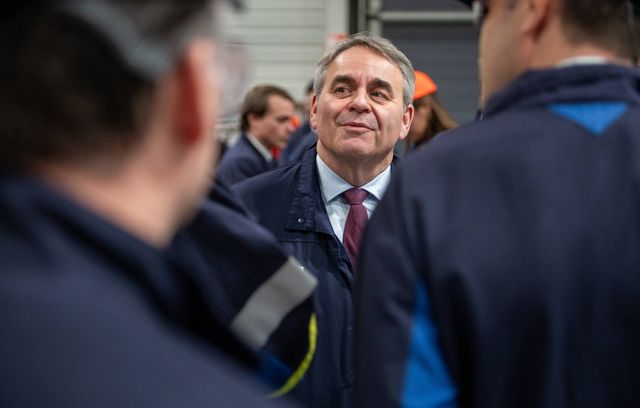 Jamais loin, mais jamais vraiment pas loin, Xavier Bertrand pourrait être de la partie en 2027. En tout cas il « se prépare », comme il l’a indiqué en septembre, et jure qu’il ne « refera pas les erreurs de la dernière fois ».