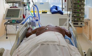 Un patient en soins intensifs à l'hôpital de Pointe-à-Pitre, en Guadeloupe, le 6 août 2021.
