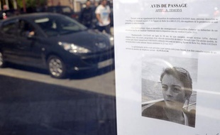 Un appel à témoins est affiché sur la vitrine d'un commerce de Bruz le 13 juillet 2011, après la disparition le 8 juillet, d'Anne Caudal, une femme agée de 28 ans et enceinte de trois mois.
