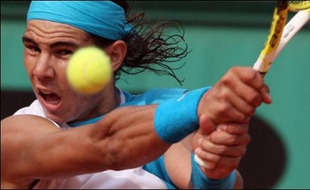 Lundi, l'Espagnol Rafael Nadal, double tenant du titre, s'est qualifié pour les quarts de finale en battant l'Australien Lleyton Hewitt (N.14) en trois sets 6-3, 6-1, 7-6 (7/5), tandis que son compatriote Carlos Moya, tête de série N.23, a battu le Suédois Jonas Bjorkman en trois sets 7-6 (7/5), 6-2, 7-5.