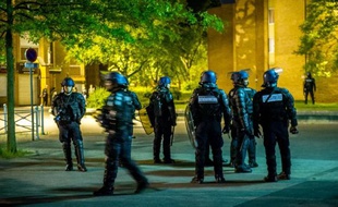 Forces de l'ordre déployées le 5 juin 2015 dans le quartier de la Bourgogne à Tourcoing
