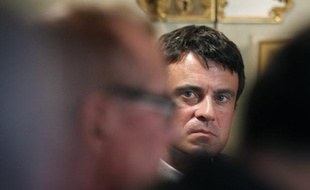 Le directeur de la communication de la campagne de François Hollande, Manuel Valls, "exige" que Nicolas Sarkozy "s'explique" sur l'affaire Karachi, qu'il a qualifiée d'"affaire d'Etat" après les dernières informations publiées lundi du quotidien Libération.