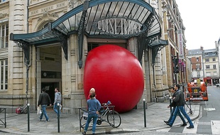 La boule rouge a investi le hall d'entrée de Ouest-France mardi après-midi.