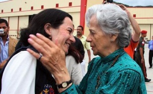 Les deux Colombiennes Clara Rojas et Consuelo Gonzalez ont été libérées au cours d'une opération héliportée dans la jungle colombienne, organisée par la Colombie et le Venezuela en collaboration avec le Comité international de la Croix-Rouge (CICR).