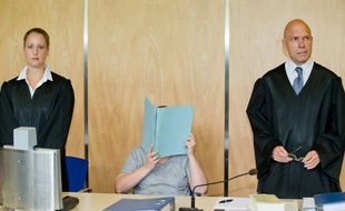 Une mère accusée d'infanticide, Andrea G (C) entourée de ses avocats au tribunal de Cobourg, au centre de l'Allemagne, le 12 juillet 2016