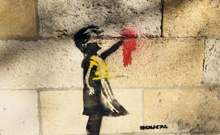«La Petite Fille au ballon» de Banksy habillée d'un gilet jaune avec la main arrachée et ensanglantée.