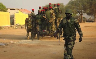 L'ouverture prévue samedi de pourparlers directs entre les deux camps en conflit au Soudan du Sud a été reportée sine die, fragilisant l'espoir d'un rapide cessez-le-feu dans un pays au bord de la guerre civile et où de violents combats se poursuivaient autour de la ville stratégique de Bor.