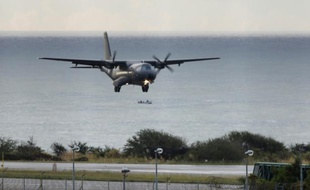 Un appareil de l'aviation militaire française affrété à la recherche des débris du vol MH370 au large de l'île de La Réunion, le 7 août 2015