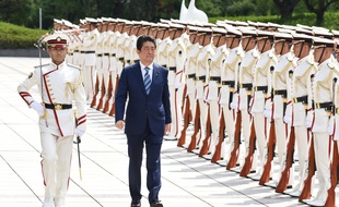 Le Premier ministre japonais passe en revue la garde d'honneur des Forces d'autodéfense japonaise, à Tokyo le 11 septembre 2017.