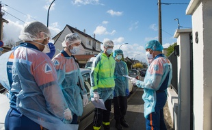 Le Samu de Paris et la Protection civile luttent contre le Covid-19 en Seine-Saint-Denis ce lundi 30 mars 2020.