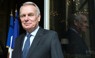 Le ministre des Affaires étrangères Jean-Marc Ayrault devant son ministère, le 8 mars 2016