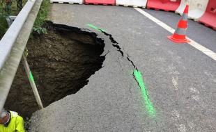 Un trou de six mètres s'est créé sous la RN 157 entre Rennes et Laval après des pluies d'orage.