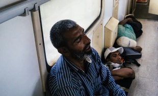 Des migrants dorment dans un train pour Belgrade, le 18 juillet 2015 en Serbie