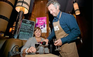 Au Café Gallery, dans le 9e, le public s'est laissé aller à goûter le château Haut Colombier.