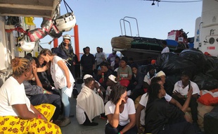 Après 72 heures de crise en pleine Méditerranée, l'Aquarius a finalement commencé sa longue traversée mardi soir vers l'Espagne