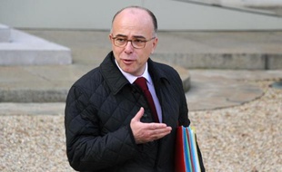 Le ministre de l'Intérieur Bernard Cazeneuve sortant du palais de l'Elysée à Paris le 12 novembre 2014