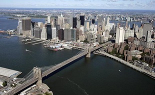 Vue aérienne du pont de Brooklyn enjambant l'East River à New York, le 1er juillet 2007
