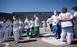 Des soignants masqués devant un hôpital marseillais