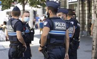 De plus en plus de villes imposent le port obligatoire de masque à l'extérieur, entraînant contrôles et verbalisations de la police (illustration)