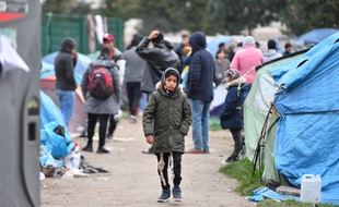 Dans un camp de migrants et migrantes près de Calais, en septembre.
