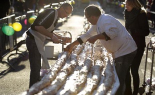Des volontaires du 28e Téléthon tentent d'établir un nouveau record du monde en confectionnant une bûche de Noël de 1,5km de long à Vernon (Eure), le 6 décembre 2014