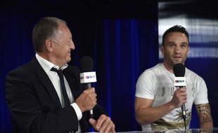 Jean-Michel Aulas et Mathieu Valbuena, ici lors de la présentation du joueur à l'OL le 11 août 2015.