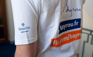 Un militant MoDem porte un t-shirt de la campagne 2012 de François Bayrou.