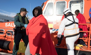 Des migrants venus de l’îlot d’Alboran arrivent à Motril (Espagne), le 25 décembre 2019.
