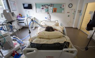 Au sein d'un service de traitement du Covid-19 à l'hôpital Purpan, au CHU de Toulouse.
