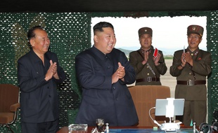 Kim Jong-un assiste à un lancement de missile dans cette photo datée du 24 août 2019 et diffusée par le gouvernement nord-coréen.