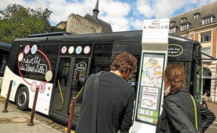 Longues de 8 m seulement, les navettes peuvent transporter une quarantaine de passagers.