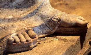 Pieds d'une cariatide découverte dans un tombeau à Amphipolis (Grèce) et dévoilée le 21 septembre 2014