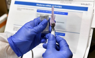 Une infirmière prépare une injection du candidat vaccin développé par Moderna et les Instituts nationaux de santé américains, le 27 juillet, dans l'Etat de New York.