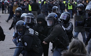 Un manifestant interpellé à Lille.