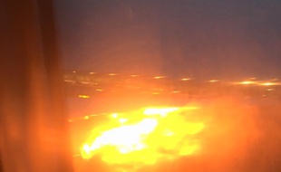 Un avion de la Singapore Airlines qui avait fait demi-tour en urgence a pris feu à l'atterrissage le 27 juin 2016, sans faire de blessés.
