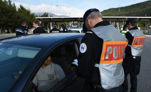 Des policiers français contrôlent des véhicules à La Turbie, près de la frontière franco-italienne, le 13 novembre 2015