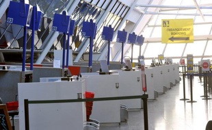 La totalité des vols prévus mardi à l'aéroport de Lille-Lesquin a été annulée en raison de la grève annoncée des contrôleurs aériens, a annoncé la direction de l'aéroport dans un communiqué.