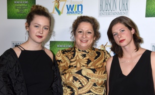 La petite-nièce de Walt Disney Abigail Disney, entourée de ses filles