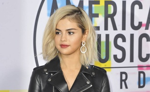 Selena Gomez est devenue blonde.