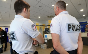 Illustration. Agents de police dans une poste