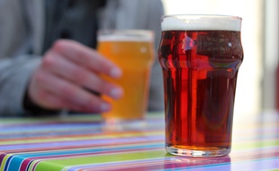 Illustration de verres de bière, sur une terrasse à Rennes.