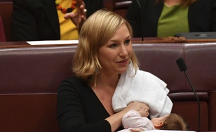L'élue Larissa Waters allaite son bébé au cours d’une séance officielle au Parlement australien, en mai 2017.