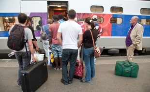 Bordeaux, 29 mai 2012. - Gare de Bordeaux Saint-Jean, TGV et passagers en attente. - Photo : Sebastien Ortola