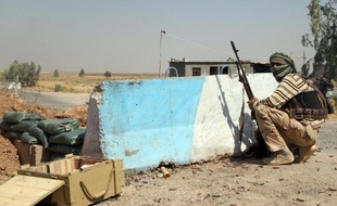 Un combattant turcomane chiite tient une position à Amerli, une ville assiégée par l'Etat islamique, à 160 km au nord de Bagdad, le 4 août 2014